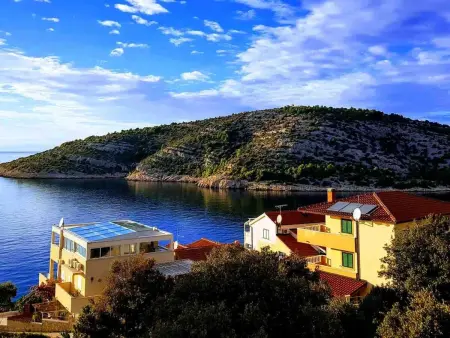 Location maison à Rogoznica Ražanj, Schöne Villa Stella mit Meerblick und beheiztem Pool