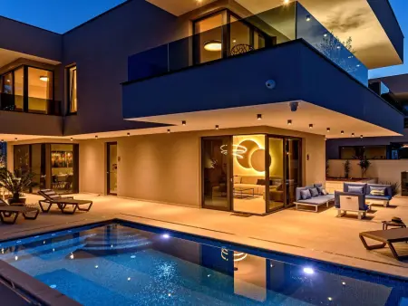 Villa Lucy Plum, maison 4 chambres avec piscine infinity