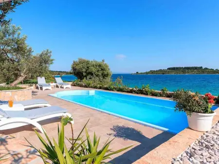 Villa Serenity, 4 chambres avec piscine à 20 m de la mer