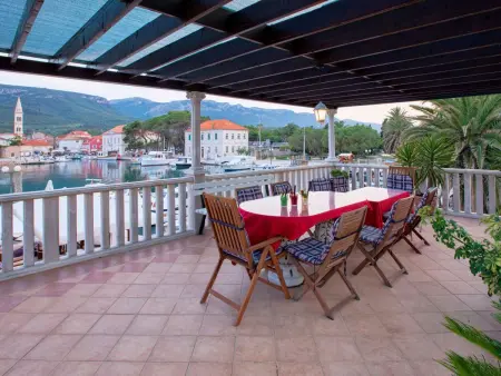 Villa Radovani, maison waterfront avec piscine à Jelsa : photo 2