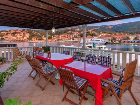 Villa Radovani, maison waterfront avec piscine à Jelsa : photo 3