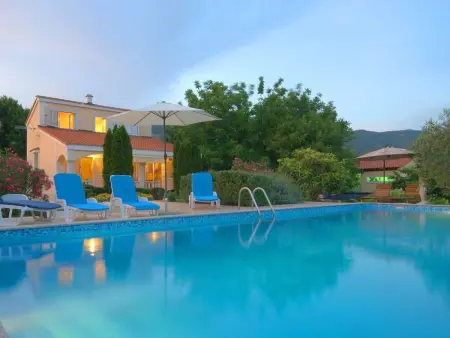 Villa Green Oasis à Kaštel Novi : 10 personnes, piscine & jardin 4000 m²