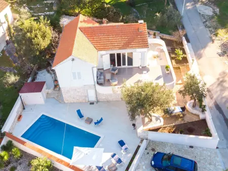 Villa Lidia à Splitska : maison 5 chambres, piscine privée : photo 2