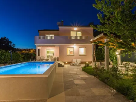Maison Stobreč avec piscine chauffée privée, 250m de la plage