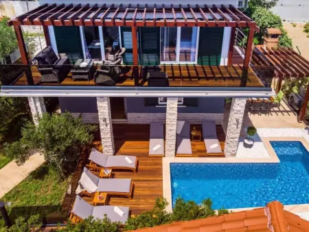 Location maison à Omiš, Haus in Stanići mit grünem Garten