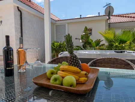 Villa Suartini Viganj : maison avec jacuzzi face à mer