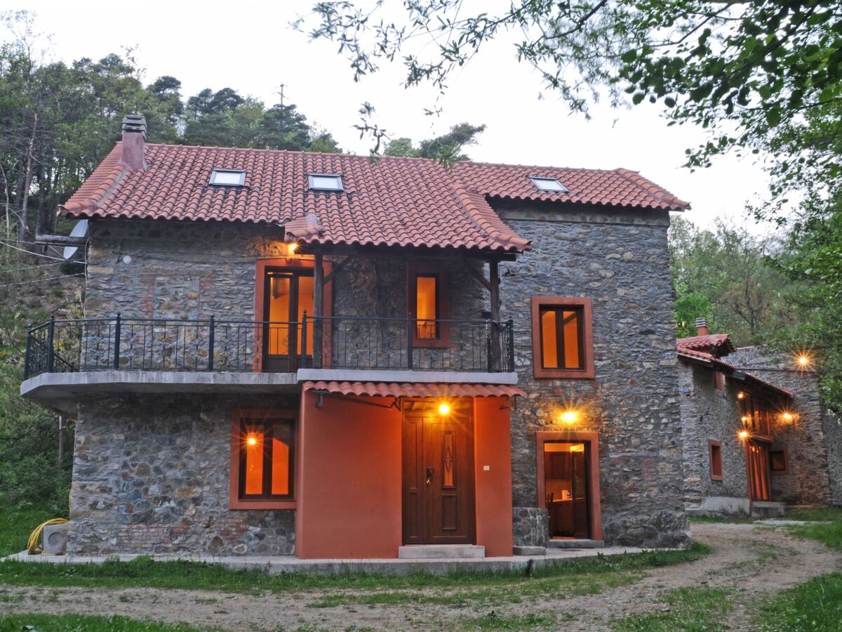Villa 3 étages, 5 chambres à Dego dans forêt privée - Photo 1