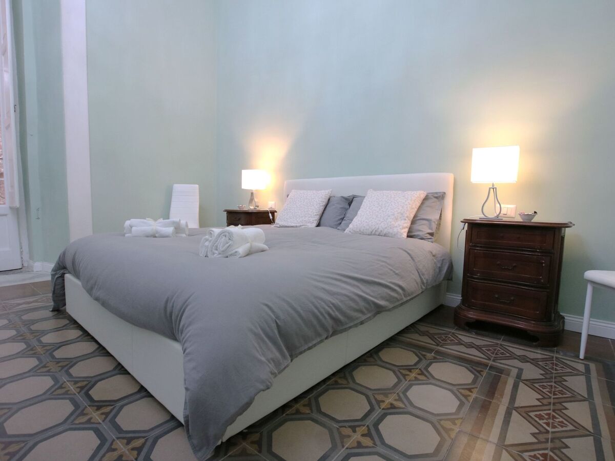 Grand appartement face à la Cathédrale de Naples - Photo 1