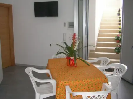 Location appartement à Sannicola, Helle Kellerwohnung