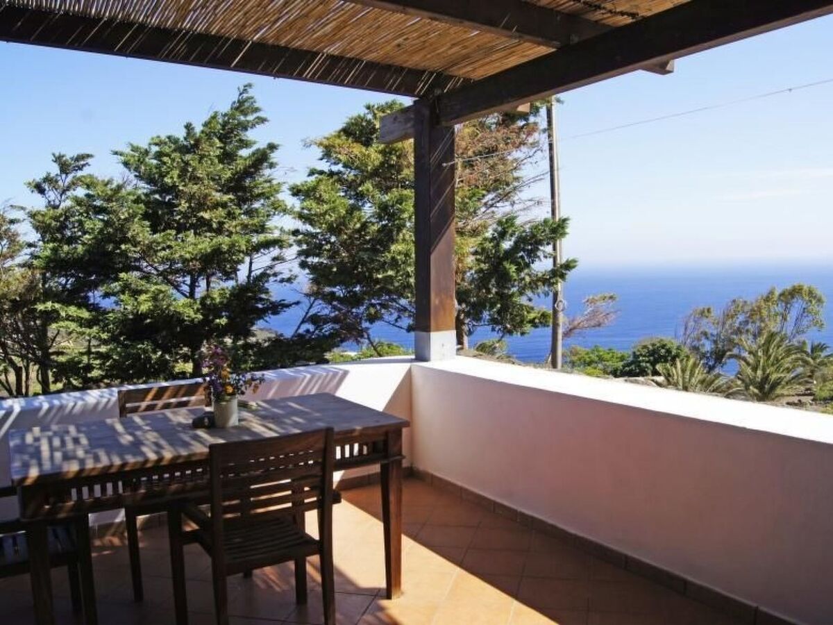 Dammuso typique avec terrasse panoramique face à la mer - Photo 1