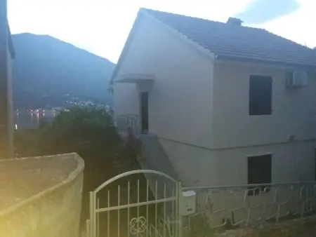 Location appartement à Dobrota, Ruhiger Ort im Herzen einer Bucht
