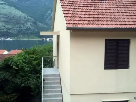 Location appartement à Dobrota, Ruhiger Ort im Herzen einer Bucht