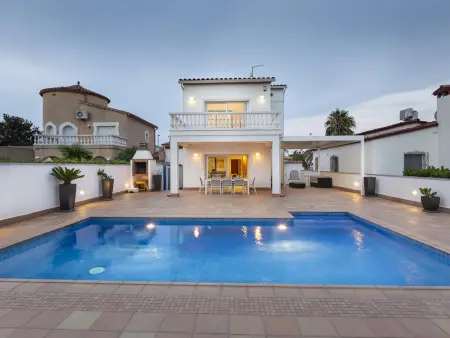 Location maison à Empuriabrava, Villa moderne avec piscine privée et climatisation à Empuriabrava
