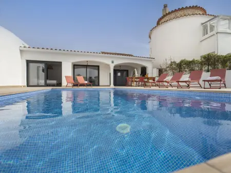 Location maison à Empuriabrava, Villa rénovée avec piscine et amarre, 3 chambres climatisées, proche canal à Empuriabrava