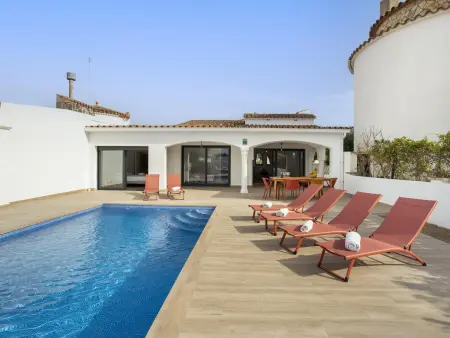 Villa rénovée 3 chambres, piscine et amarre à Empuriabrava - Photo 3