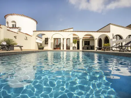 Location maison à Empuriabrava, Villa de rêve au bord du canal : 5 chambres, piscine, dock et parking