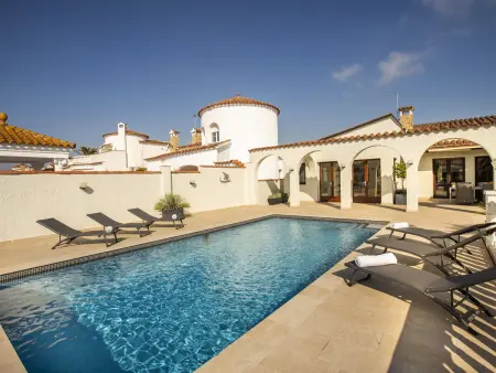 Villa de rêve au bord du canal : 5 chambres, piscine, dock et parking - Photo 2