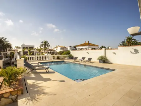 Villa de rêve au bord du canal : 5 chambres, piscine, dock et parking - Photo 3