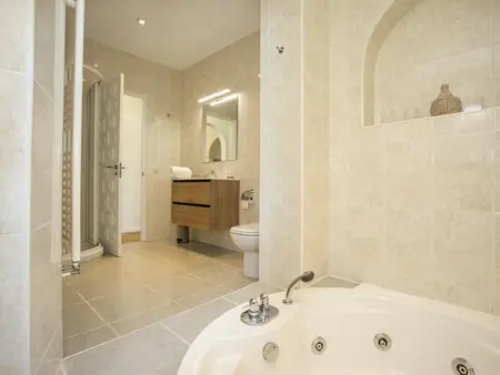 Villa de rêve au bord du canal : 5 chambres, piscine, dock et parking - Photo 30