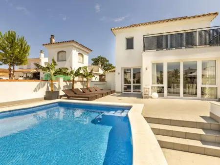 Location maison à Empuriabrava, Villa Moderne au Canal avec 4 Chambres, Piscine Chauffée et Amarrage