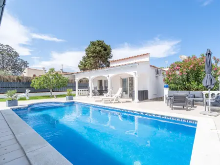 Location maison à Empuriabrava, Maison de plain-pied avec 3 chambres, piscine privée et climatisation à Castelló d’Empúries