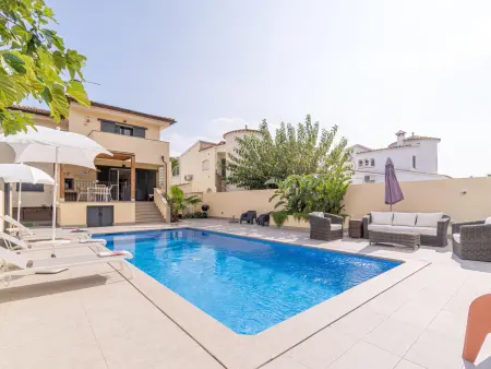 Location maison à Empuriabrava, Villa moderne au canal avec piscine, amarre et climatisation pour 8 personnes