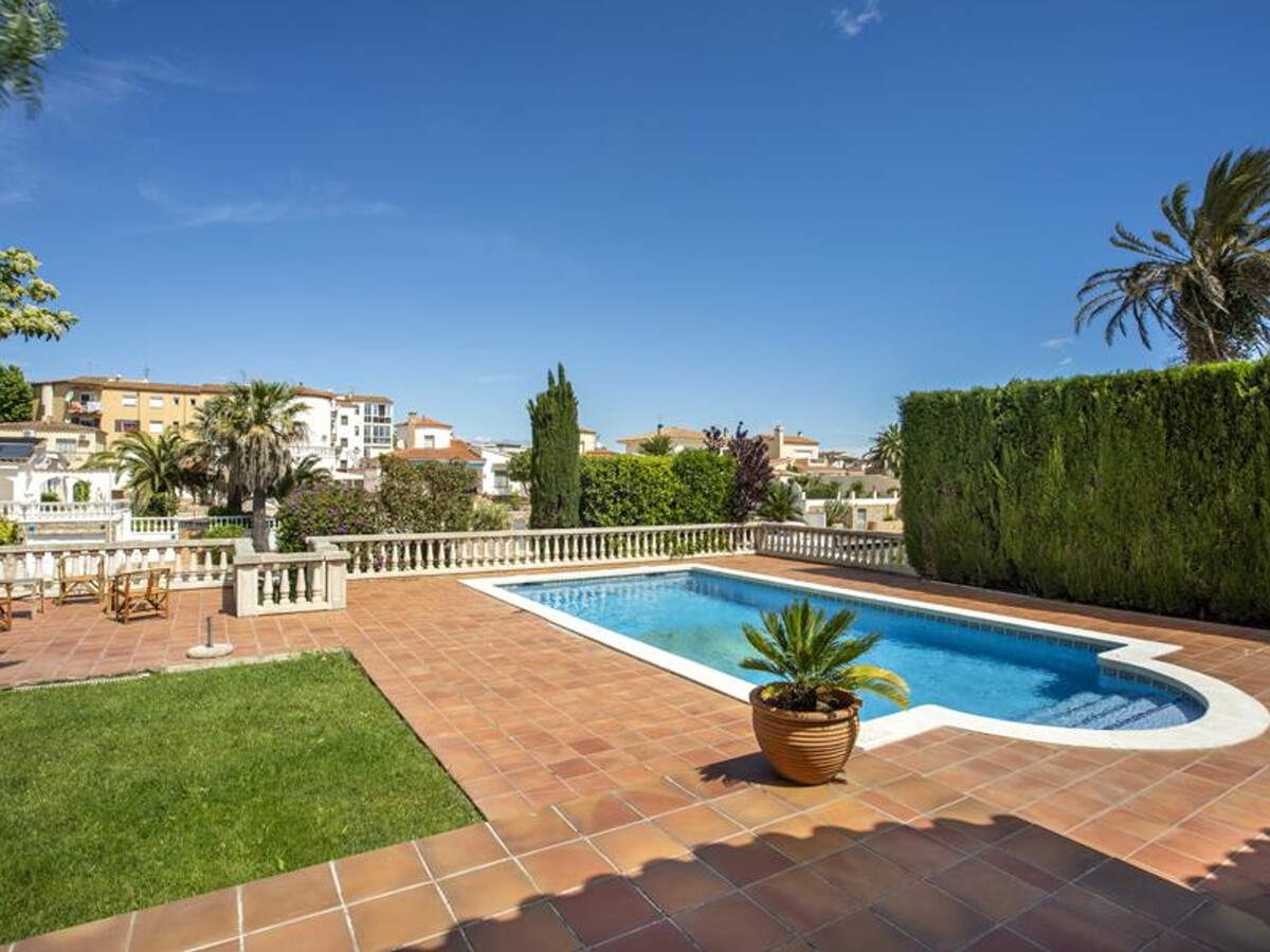 Villa méditerranéenne à Empuriabrava, piscine et amarrage privé - Photo 2