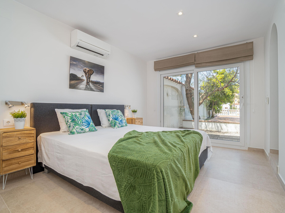 Villa méditerranéenne à Empuriabrava, piscine et amarrage privé - Photo 21