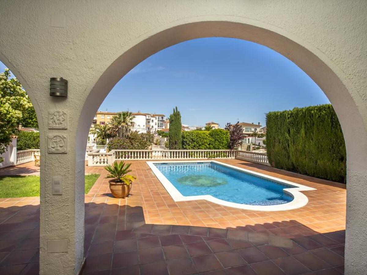 Villa méditerranéenne à Empuriabrava, piscine et amarrage privé - Photo 34