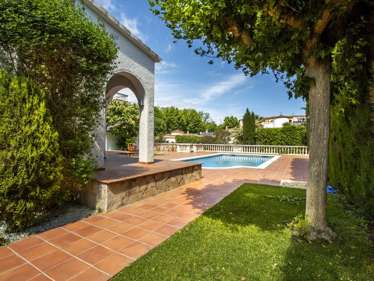 Villa méditerranéenne à Empuriabrava, piscine et amarrage privé - Photo 36