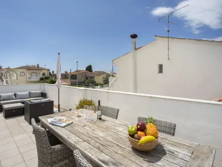 Location appartement à Empuriabrava, Appartement à louer à Empuriabrava avec terrasse, climatisation et proche des commodités
