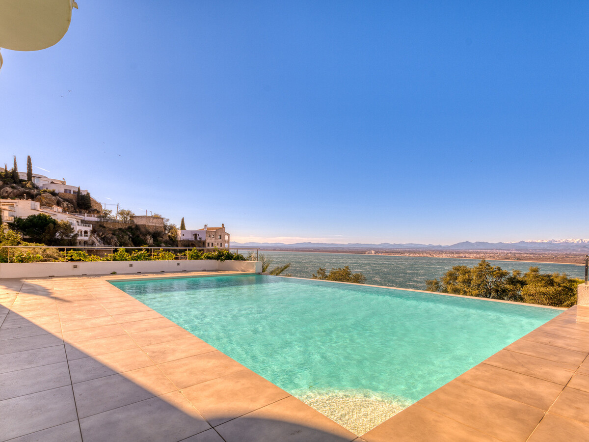 Villa méditerranéenne 5 ch, piscine débordement à Roses - Photo 7