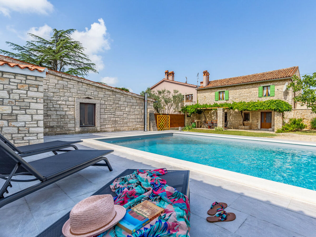 Courtyard Ivini – Maison avec piscine privée - Photo 1