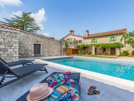 Courtyard Ivini – Maison avec piscine privée