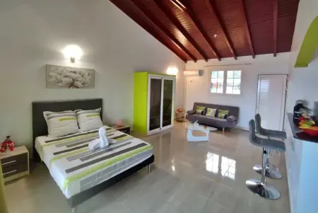 Location appartement à Capesterre Belle Eau, Studio moderne près de Capesterre-Belle-Eau avec piscine