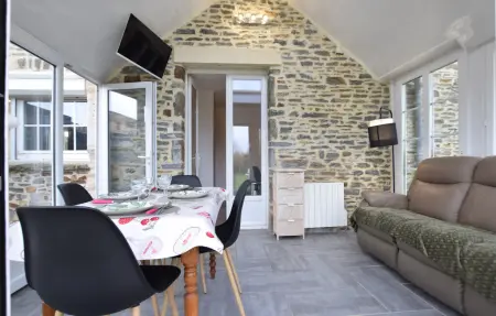 Maison en pierre du 17e siècle avec jardin à Portbail : photo 3