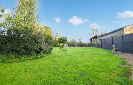 Maison en pierre du 17e siècle avec jardin à Portbail : photo 9