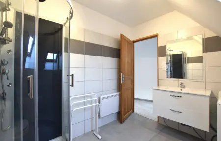 Maison en pierre du 17e siècle avec jardin à Portbail : photo 21