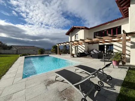 Location maison à Saint Jean de Luz, Superbe villa avec piscine chauffée et jardin à 10 min du centre, pour 12 personnes