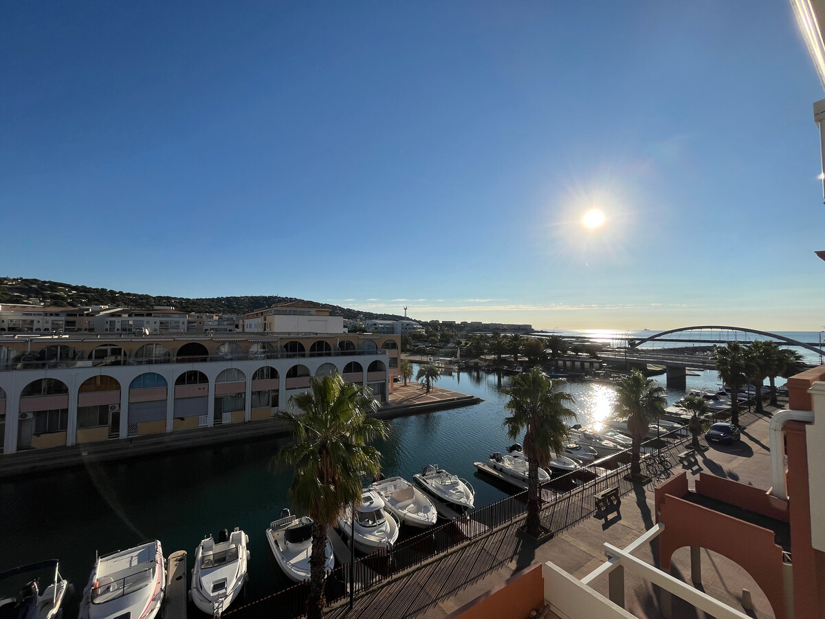 T2 Sète, loggia vue canal à 100 m des plages - Photo 7