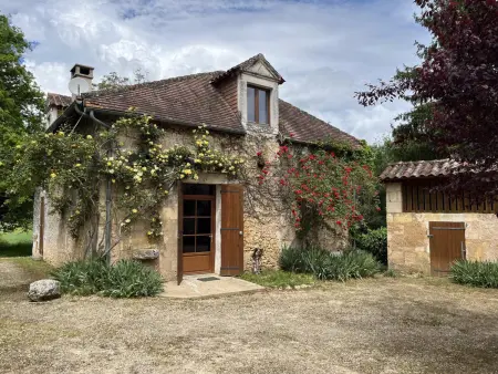 Location gite à Sorges et Ligueux en Périgord, Gîte en pierre avec jardin et équipements modernes