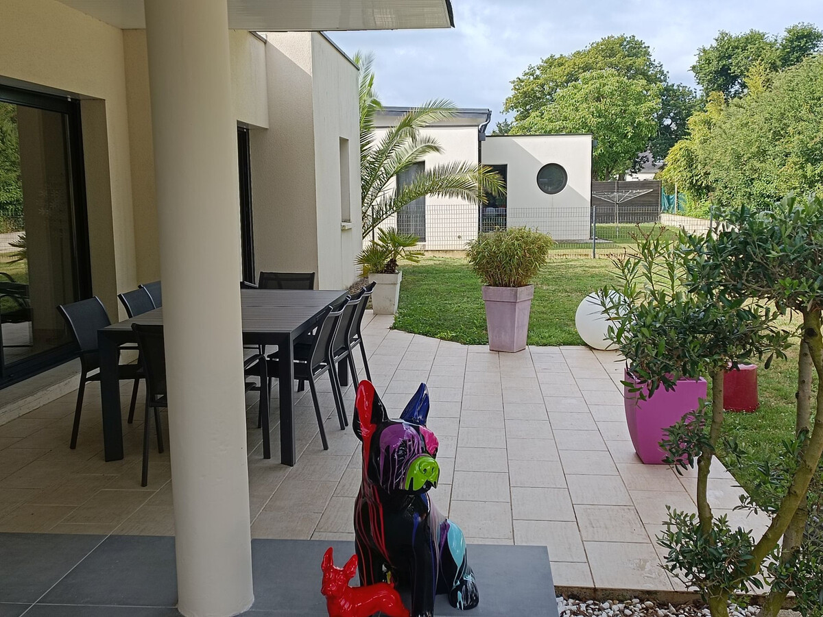 Maison plain pied 130 m² avec garage, jardin et table de ping pong - Photo 2