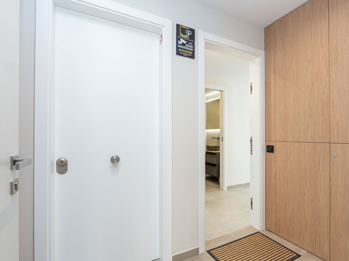 Appartement 3 chambres Roses, piscine et parking couvert - Photo 31