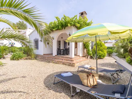 Location villa à Empuriabrava, Villa à Empuriabrava pour 6 avec studio séparé, proche plages et centre, lave-linge inclus