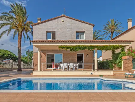Location villa à Empuriabrava, Grande villa à Empuriabrava avec piscine privée, 5 chambres pour 9