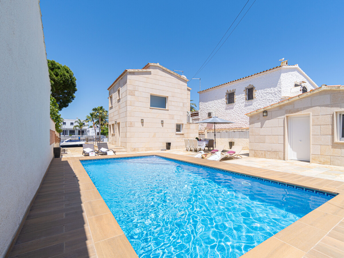 Villa 4 chambres avec piscine privée et amarrage à Empuriabrava - Photo 1