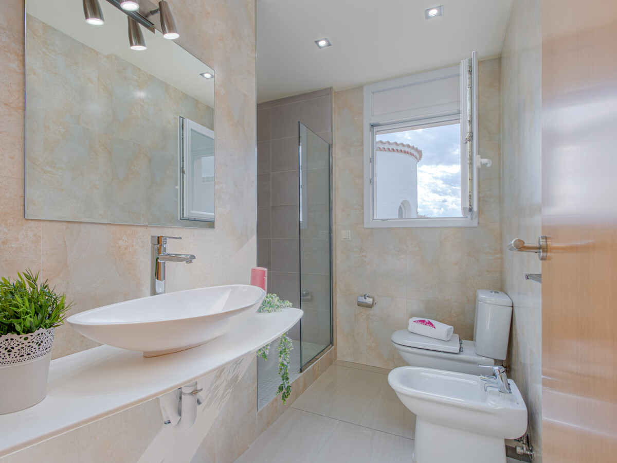 Villa 4 chambres avec piscine privée et amarrage à Empuriabrava - Photo 33