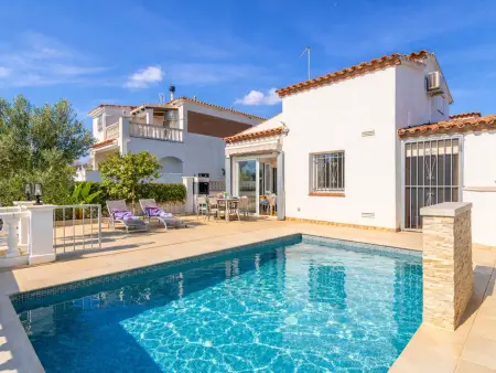 Location villa à Empuriabrava, Villa lumineuse et confortable avec piscine privée à Empuriabrava