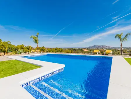 Location gite à Coín, Maison de campagne avec piscine privée et vue montagne près de Coín