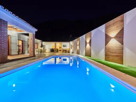 Location villa à Casabermeja, Charmante maison à Malaga avec piscine privée et espace enfants